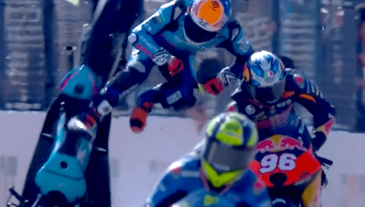 Joel Kelso CFMoto PruestelGP 2023 Moto3 Portuguese Moto3 Portimao action crash "WTF... ¿Eso acaba de suceder?" | 10 de los incidentes de carreras más curiosamente bizarros | Noticias BikeSport