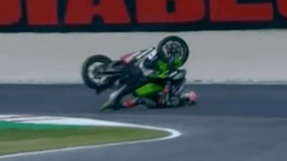 Jonathan Rea Kawasaki 2019 WorldSBK Misano crash "WTF... ¿Eso acaba de suceder?" | 10 de los incidentes de carreras más curiosamente bizarros | Noticias BikeSport