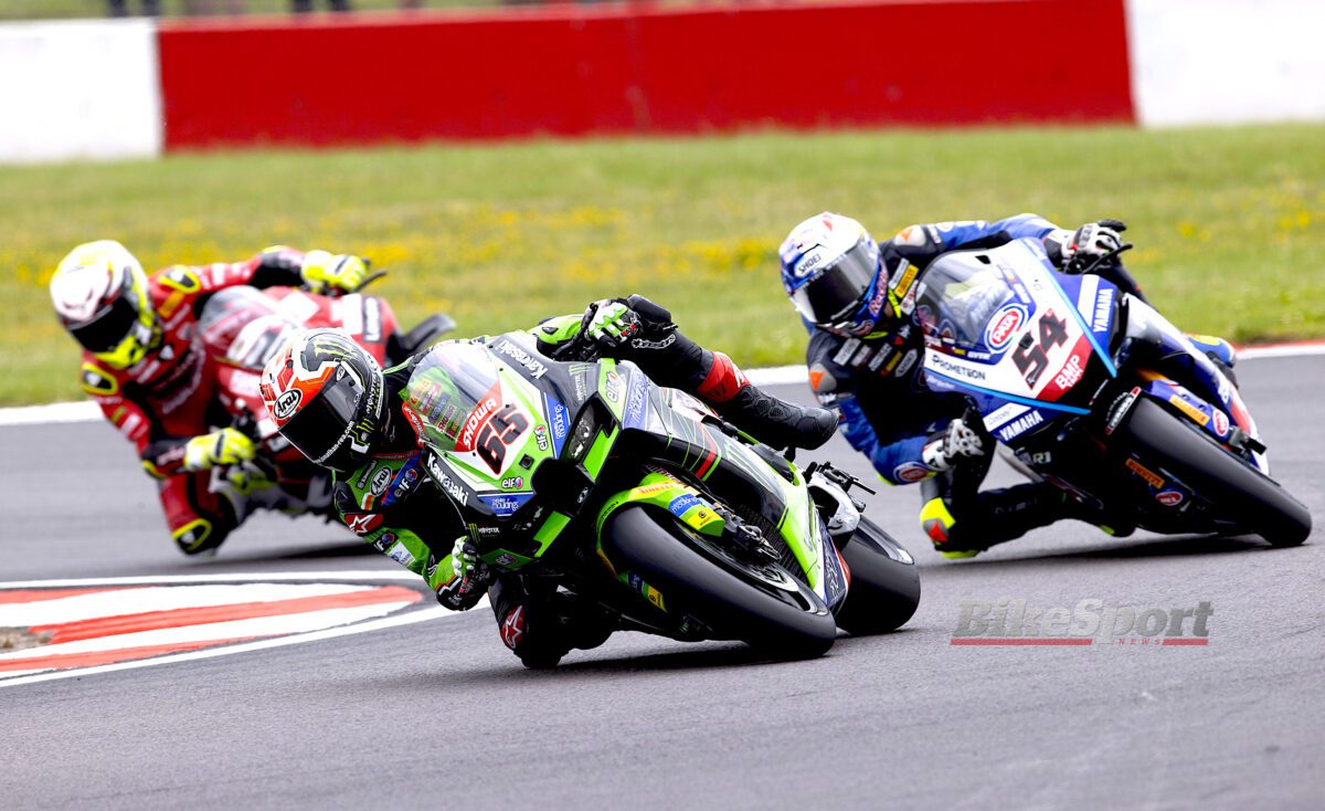 Jonathan Rea, Kawasaki Racing Team, Kawasaki ZX-10RR, 2023 WorldSBK, Donington Park, action, pack, start, group [credit - Gold & Goose]