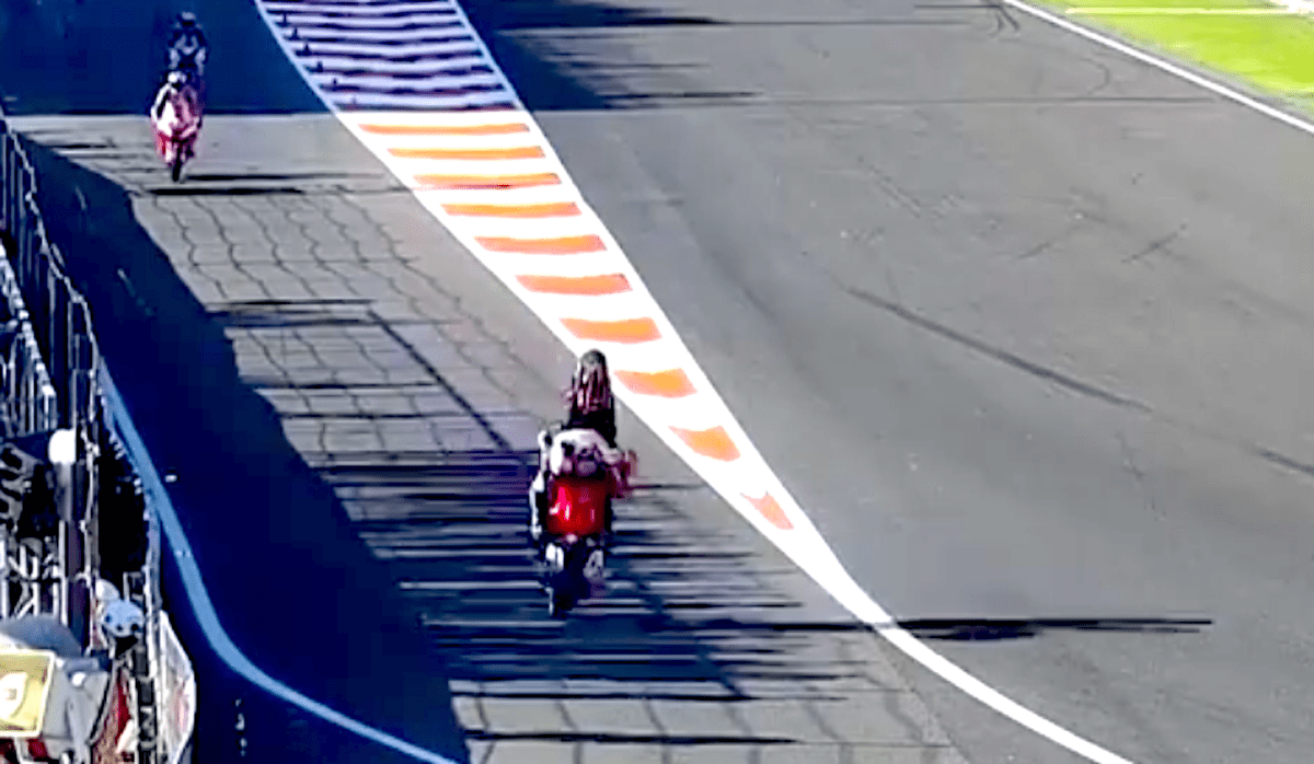 Pecco Bagnaia Valencia MotoGP "WTF... ¿Eso acaba de suceder?" | 10 de los incidentes de carreras más curiosamente bizarros | Noticias BikeSport