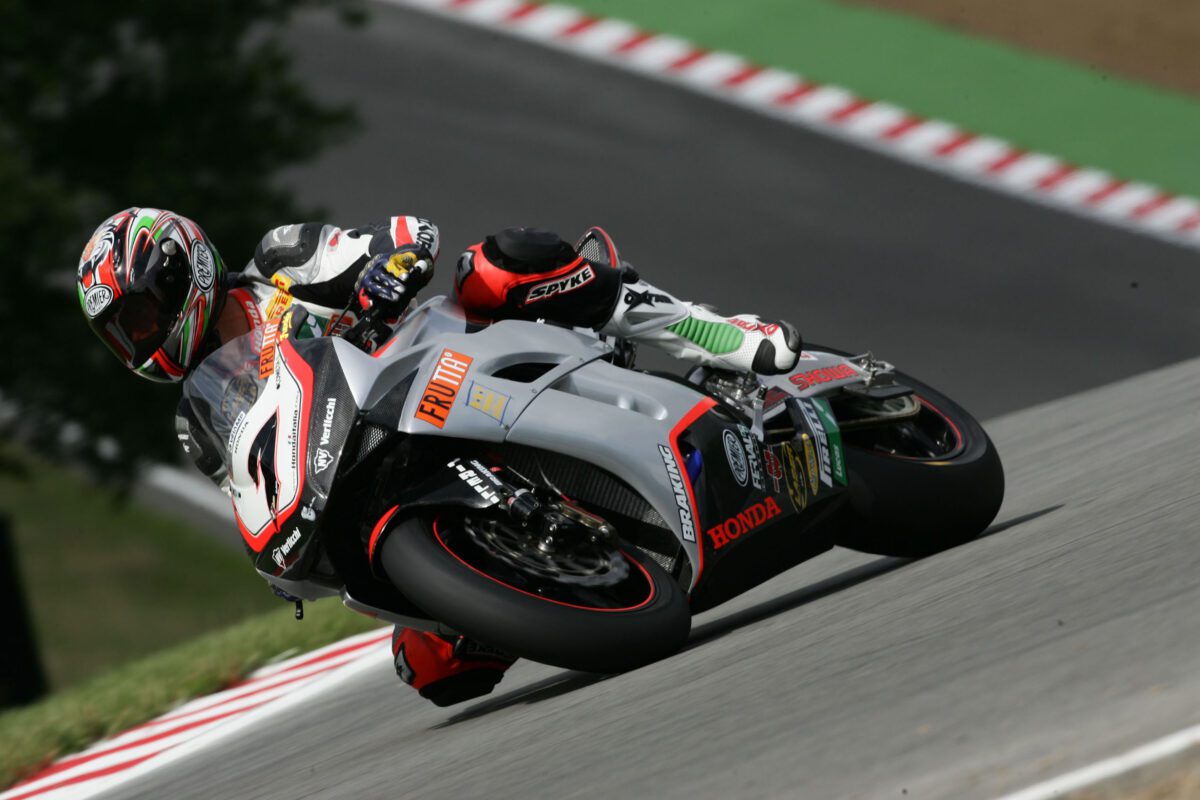 Pierfrancesco Chili, Frankie Chili, Klaffi Honda, Honda CBR1000RR, 2005 WorldSBK Brands Hatch, action [credit - Gold & Goose]