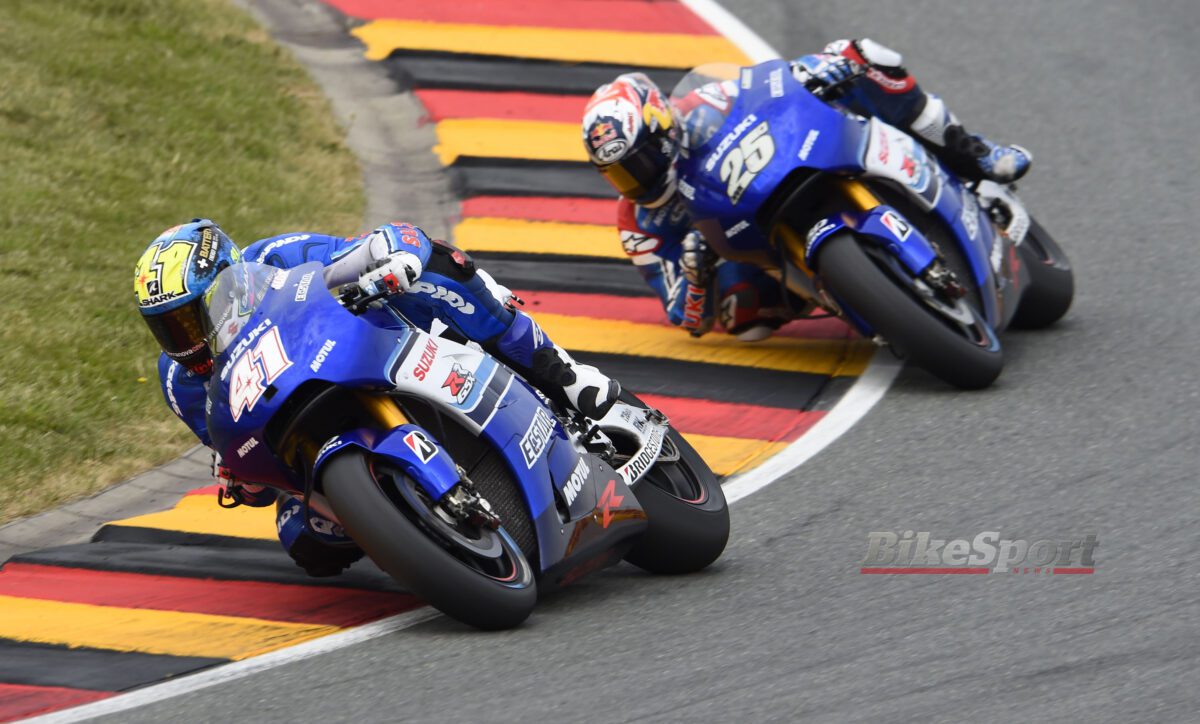 Aleix Espargaro, Maverick Viñales, Suzuki Ecstar, Suzuki GSX-RR, MotoGP tedesca 2015, Sachsenring, Azione [Gold & Goose]