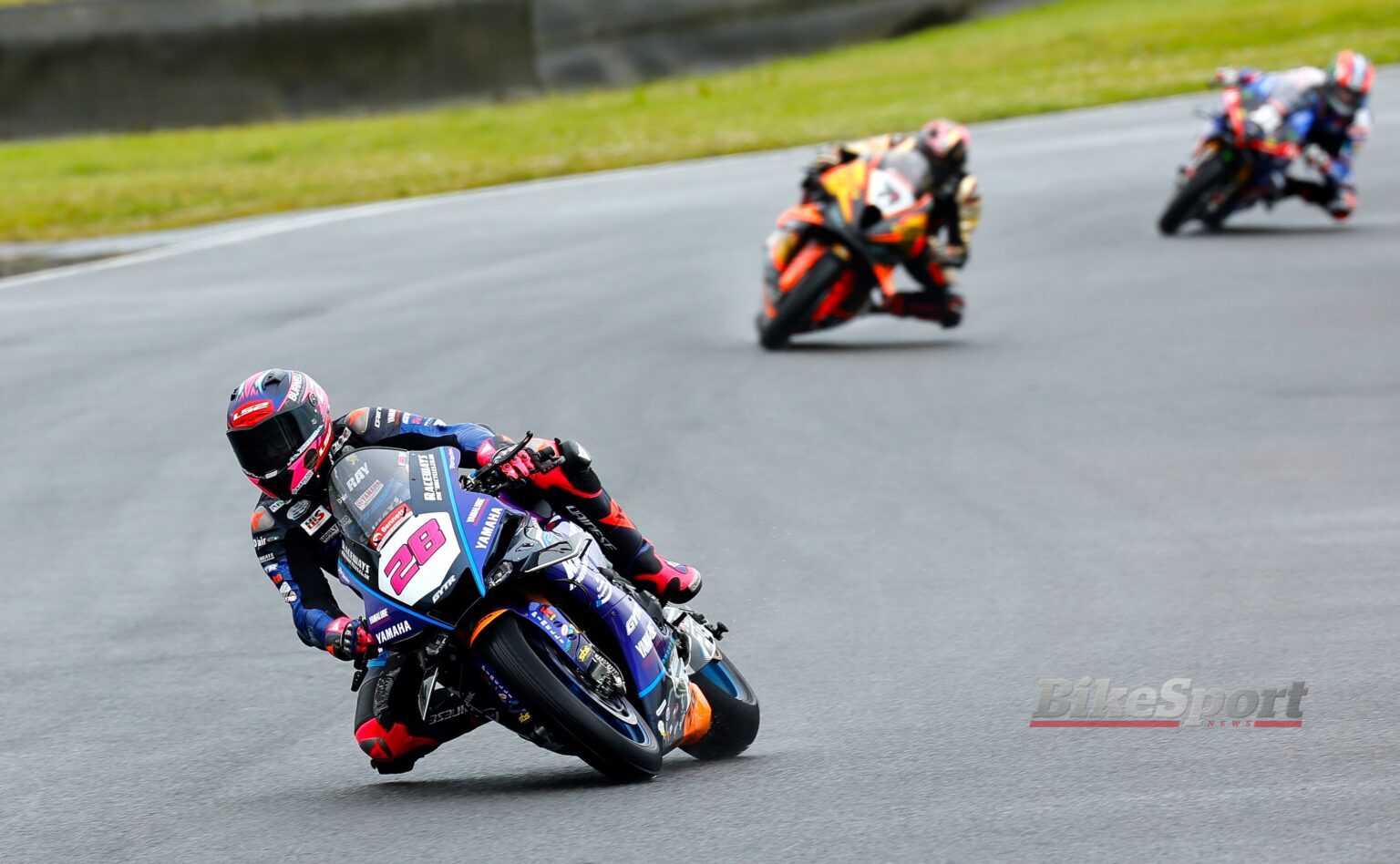 Bradley Ray, Raceways Yamaha, Yamaha R1, 2025 BSB, Knockhill, action, wet [credit: Ian Hopgood Photography]