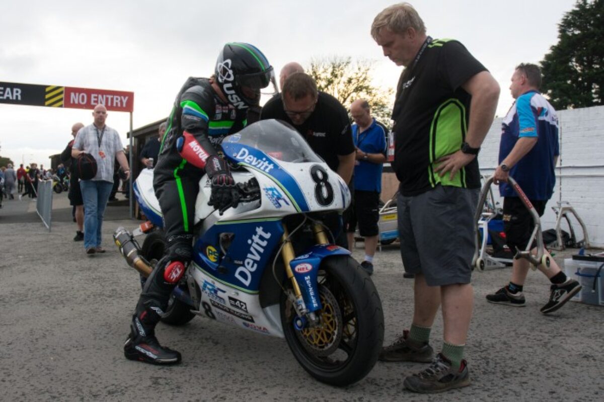 2016 Classic TT: Lintin breaks 122mph lap barrier on ZXR750