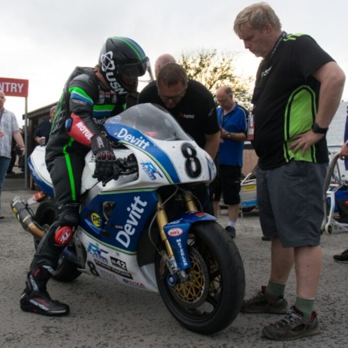 2016 Classic TT: Lintin breaks 122mph lap barrier on ZXR750