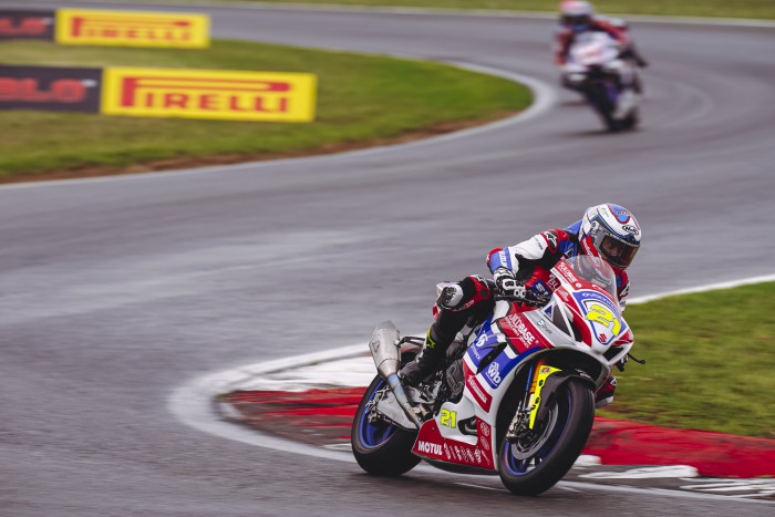 Snetterton Bsb Suzuki S Iddon Splashes To Pole Bikesport News